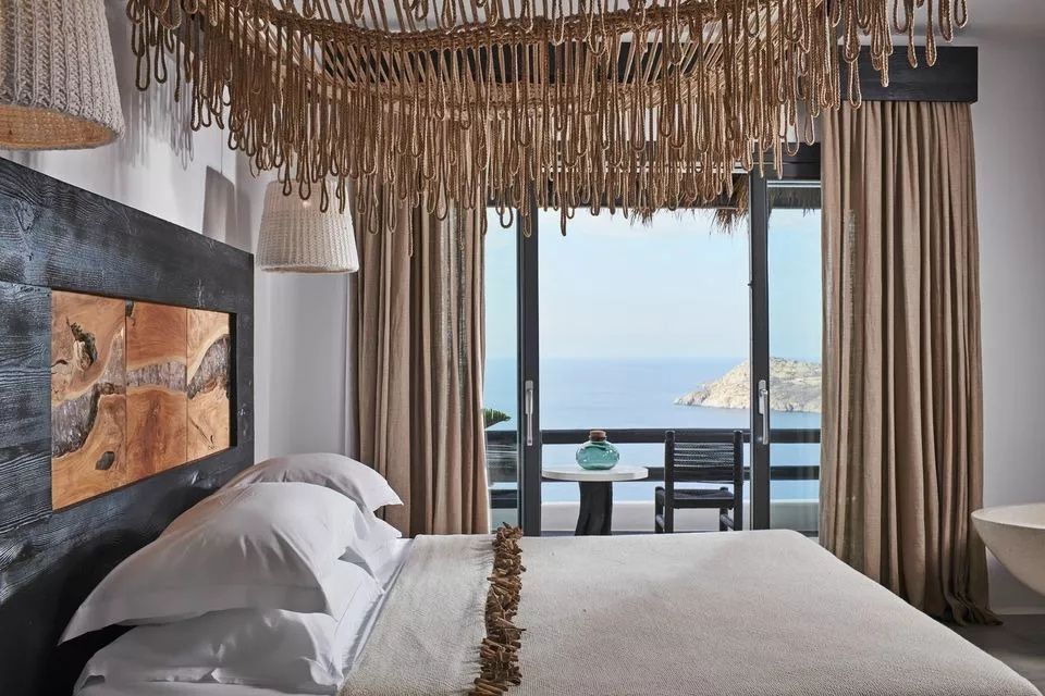 Blick aus dem Schlafzimmer über den Balkon auf das Meer und die Küste.