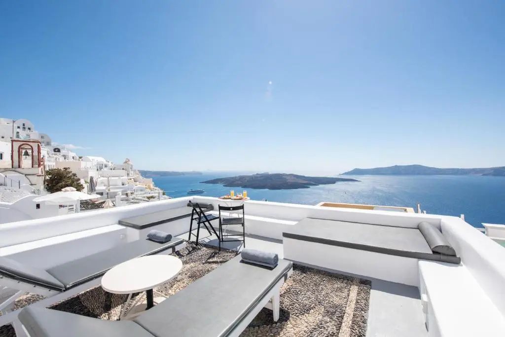 Großzügige Dachterrasse mit Liegemöglichkeiten und Blick auf das Meer.