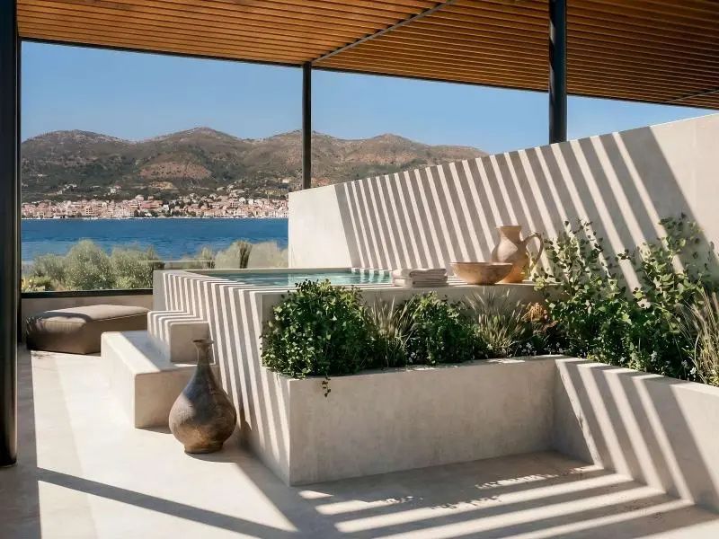 Terrasse mit kleinem Pool, Unterstand aus Holz und Blick auf das Meer.
