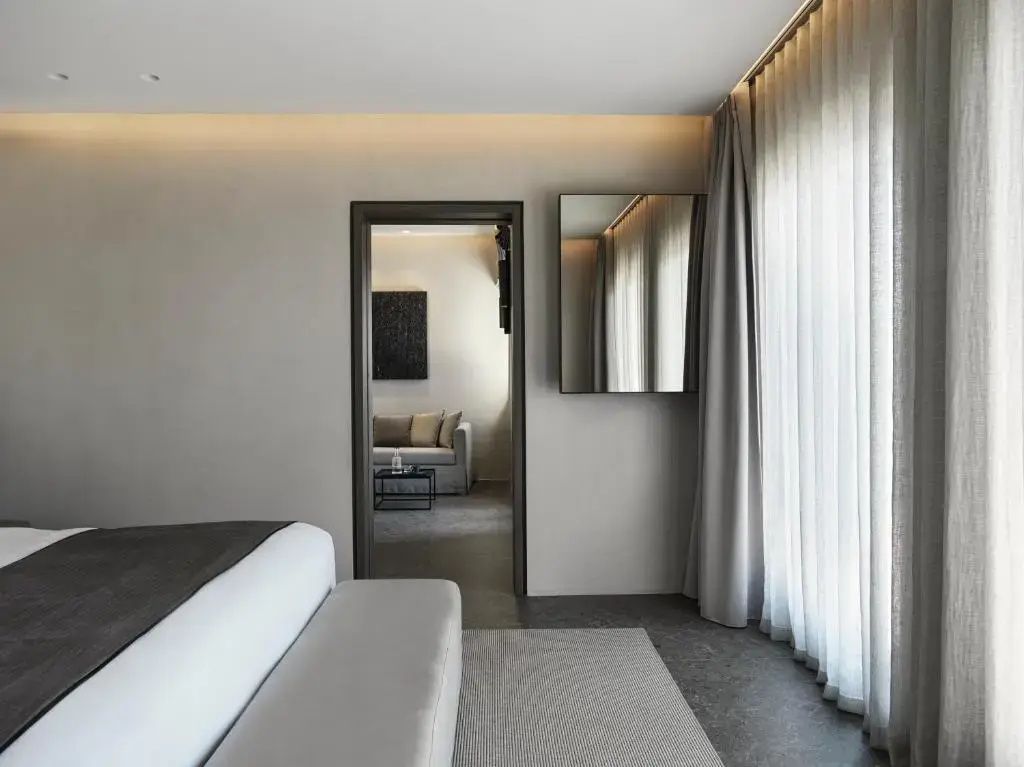 Blick vom Schlafzimmer durch die offene Tür in den angrenzenden Wohnbereich.