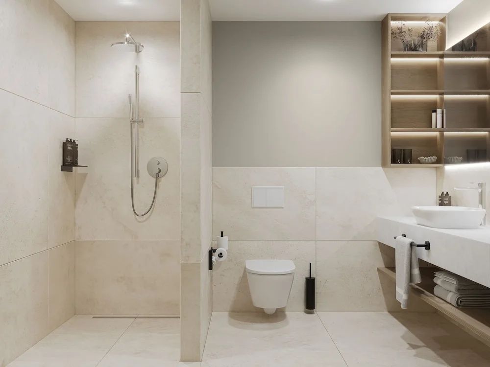Modernes Badezimmer mit hellen Fliesen, bodengleicher Dusche und Wand-WC.