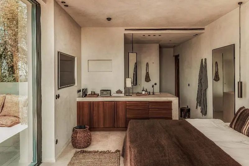 Modernes Zimmer mit Holzkommode, Naturtönen, Flechtkorb und schlichter Wandgestaltung.