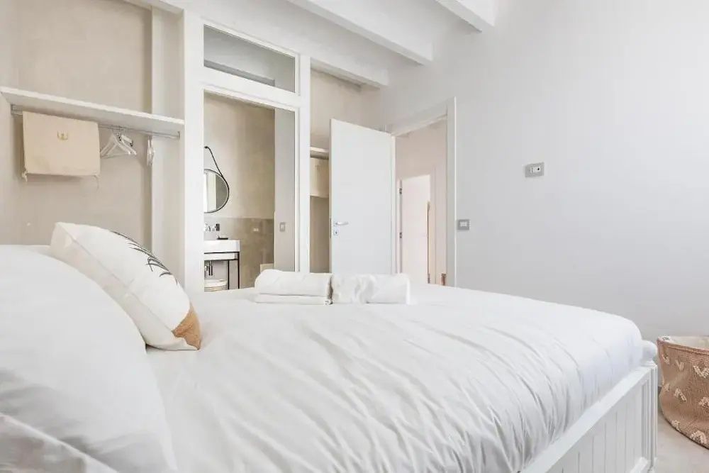 Blick vom Doppelbett aus auf den Durchgang zum angrenzenden Badezimmer.