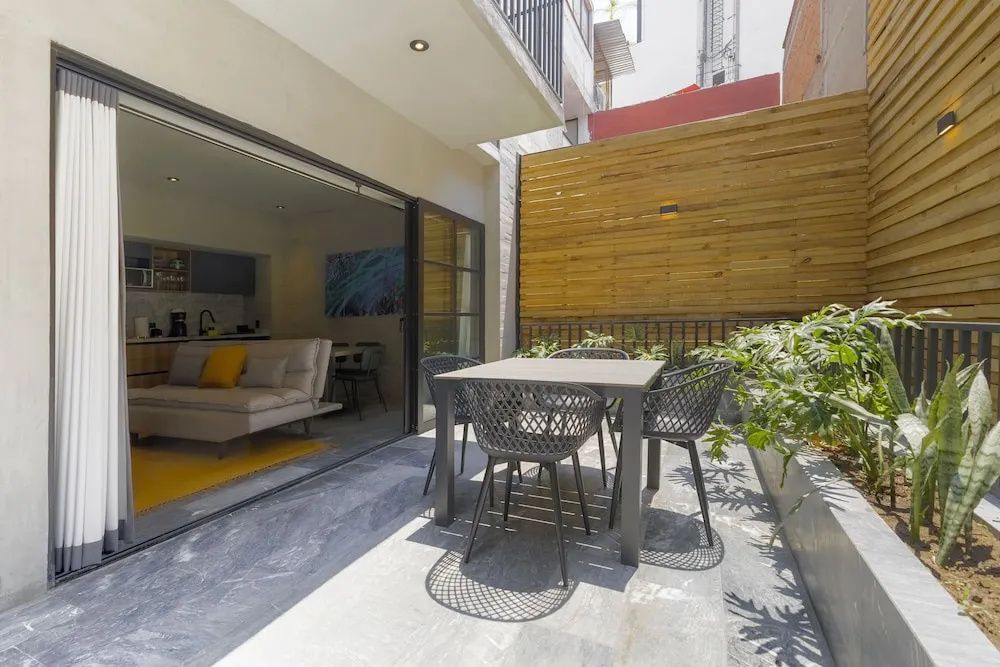 Möblierte Terrasse mit Esstisch und Schiebetür zum angrenzenden Wohnbereich.