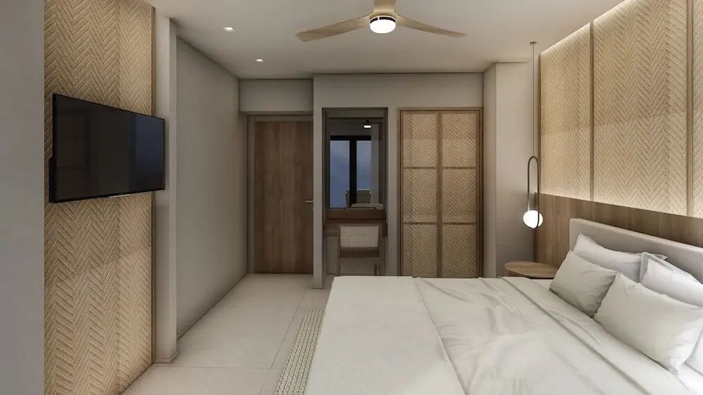 Modernes Hotelzimmer mit hellen Tönen, Holzschrank mit Wiener Geflecht, Deckenventilator und Bett.