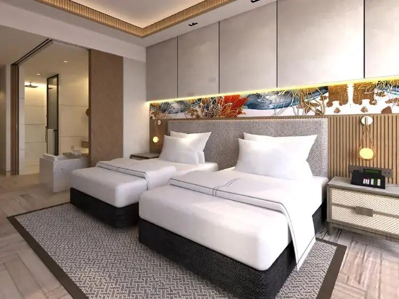 Modern eingerichtetes Hotelzimmer mit zwei Einzelbetten und kunstvoll gestaltetem Kopfteil.
