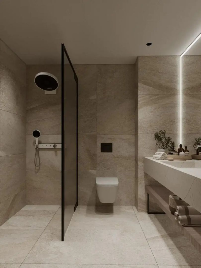 Badezimmer mit bodengleicher Glasdusche, Wand-WC und hellem Waschtisch.