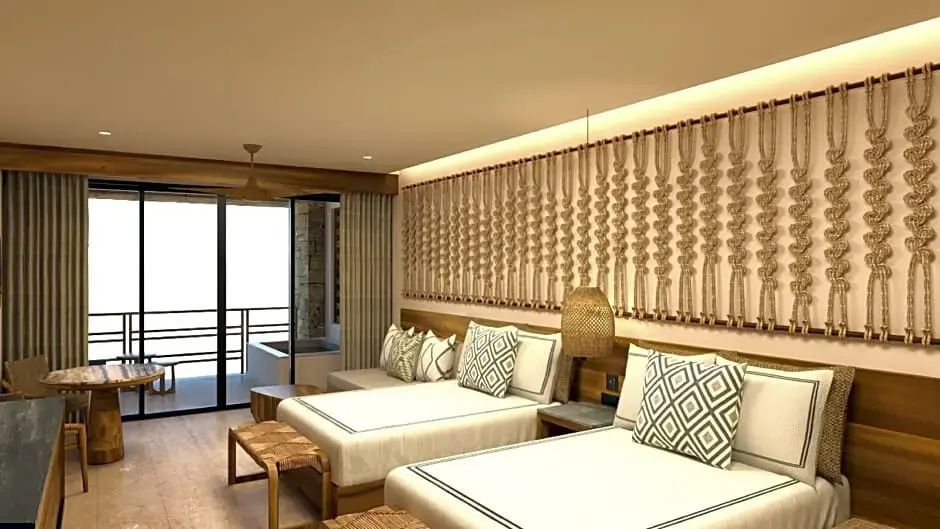 Hotelzimmer mit zwei Doppelbetten, Wanddekoration aus Knoten und Zugang zum Balkon.