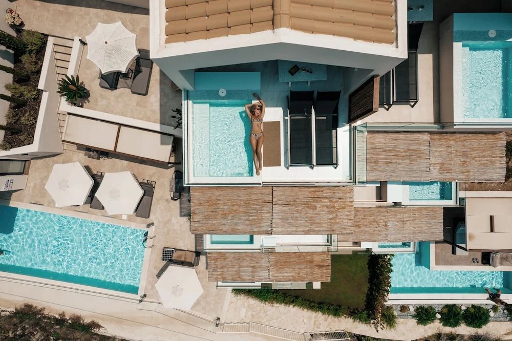 Frau am Privatpool Somnus Suites Boho Style