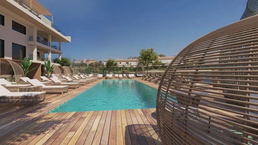 Poolanlage mit Liegen im THB Bamboo Alcudia Hotel - Adults Only