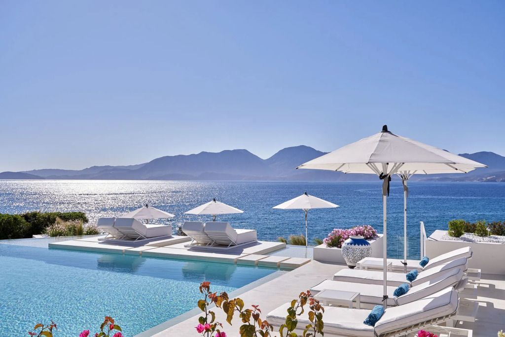Poll mit Meerblick vom The Island Concept