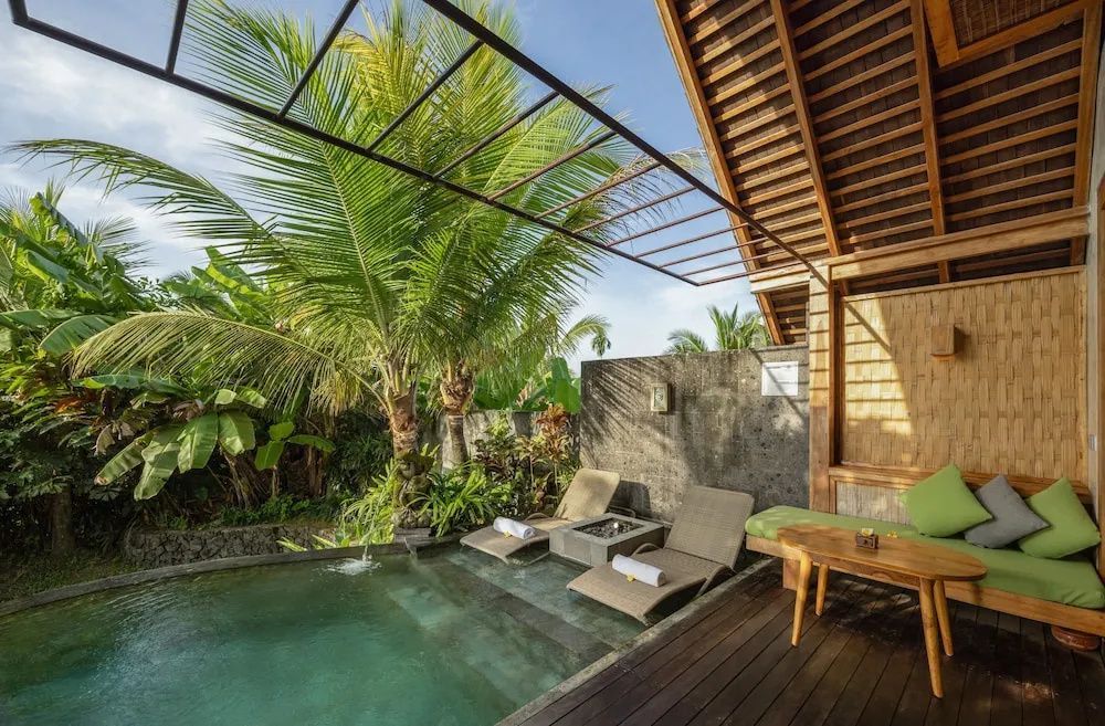 Holzterrasse mit Liegestühlen und direktem Zugang zum privaten Swimmingpool.