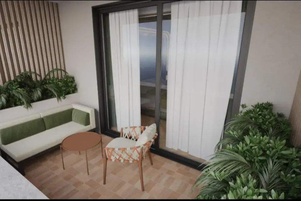 Balkon mit Ecksitzbank, rundem Beistelltisch, Sessel und Schiebetür zum Zimmer.