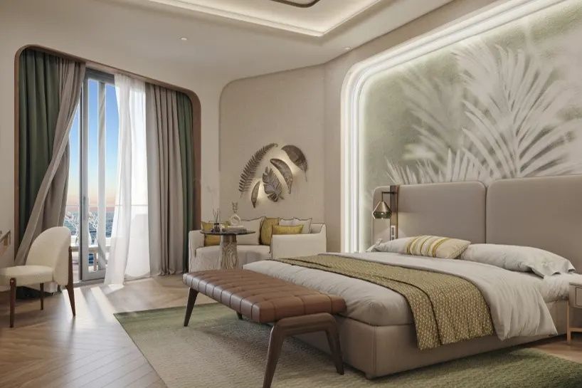 Modernes Hotelzimmer mit Doppelbett, Sitzbank, kleiner Couch und Balkontür.