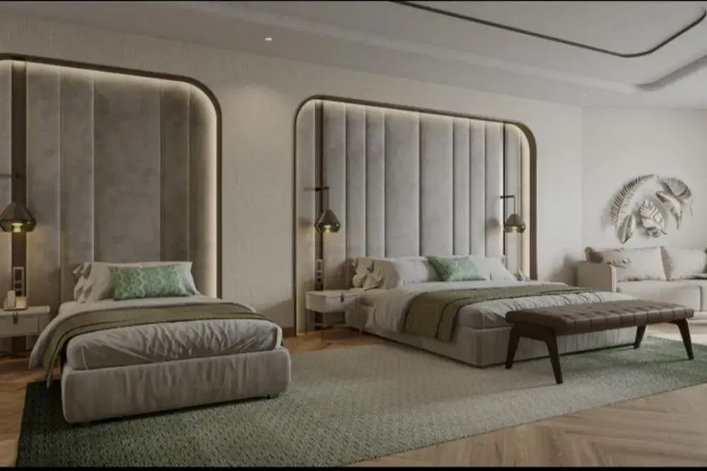 Modernes Hotelzimmer mit einem Doppelbett und einem Einzelbett sowie gepolsterten Kopfteilen.