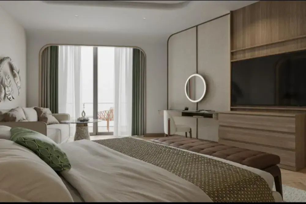 Schlafbereich im Hotelzimmer mit Schreibtisch, kleinem runden Spiegel und Blick zum Balkon.