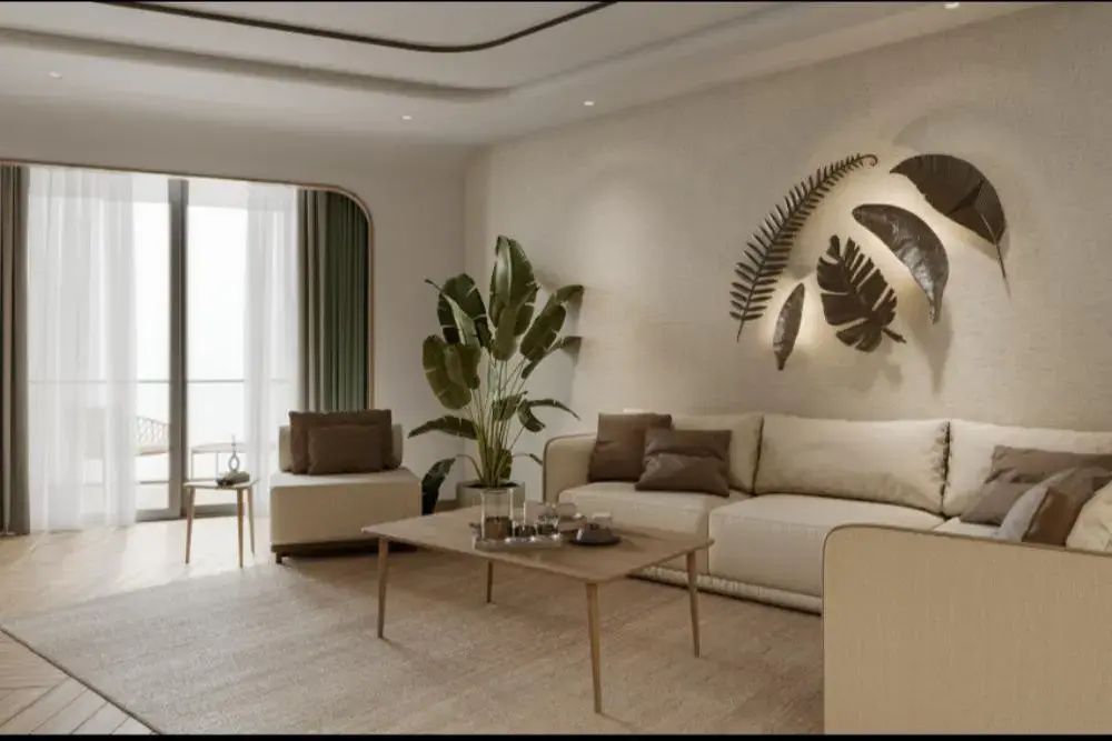 Wohnbereich einer Suite mit hellem Sofa, Couchtisch und großer Zimmerpflanze.