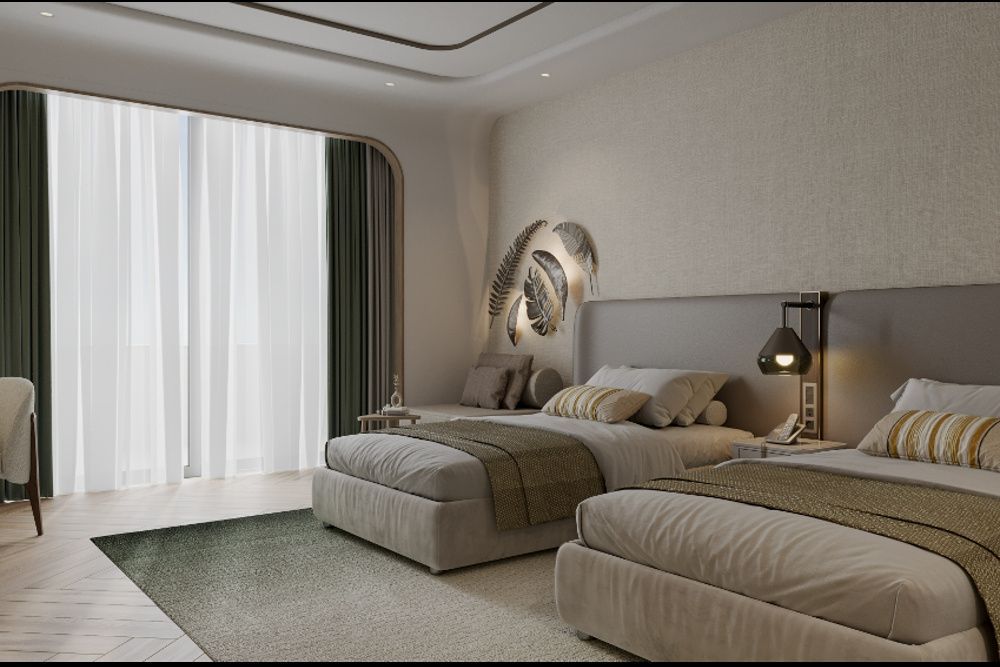 Zwei Einzelbetten in einem hellen Hotelzimmer mit dekorativem Wandschmuck und Fenster.