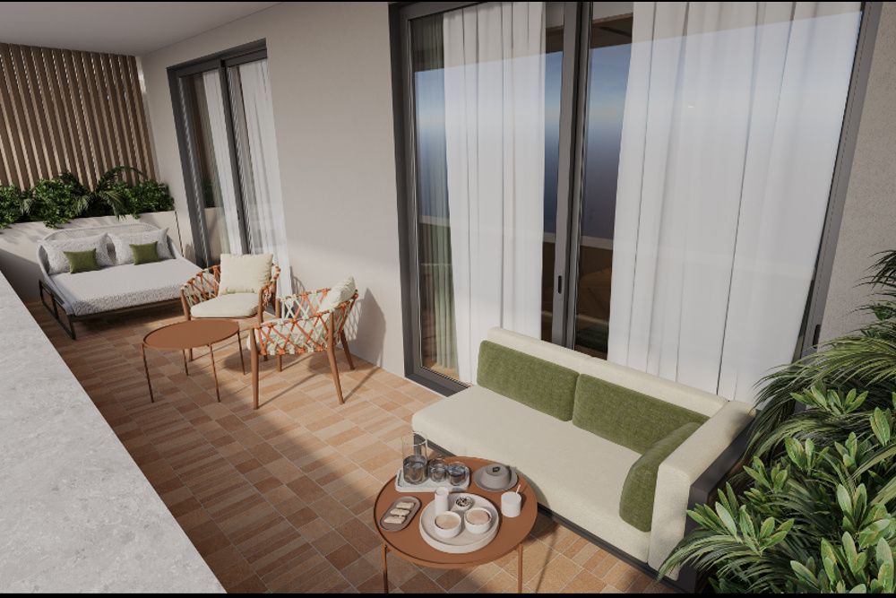 Möblierter Balkon mit einem Sofa, zwei Sesseln und Beistelltisch auf Fliesenboden.