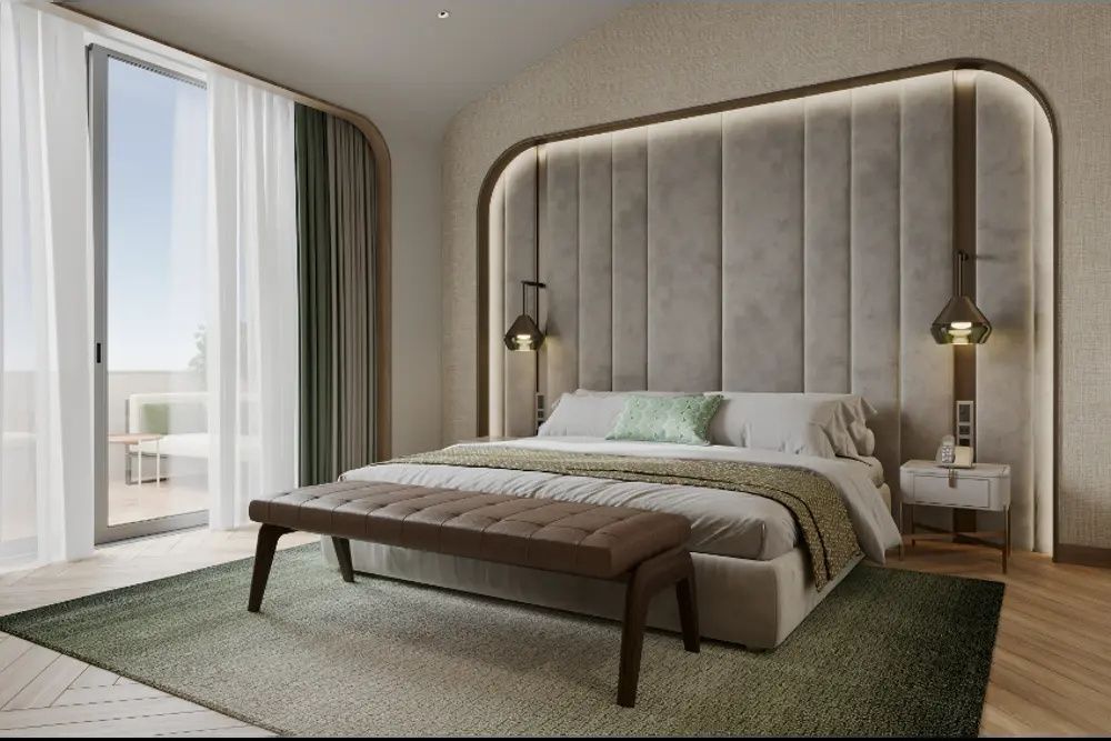 Doppelbett mit gepolstertem Kopfteil, Lederbank und Teppich im Hotelzimmer.