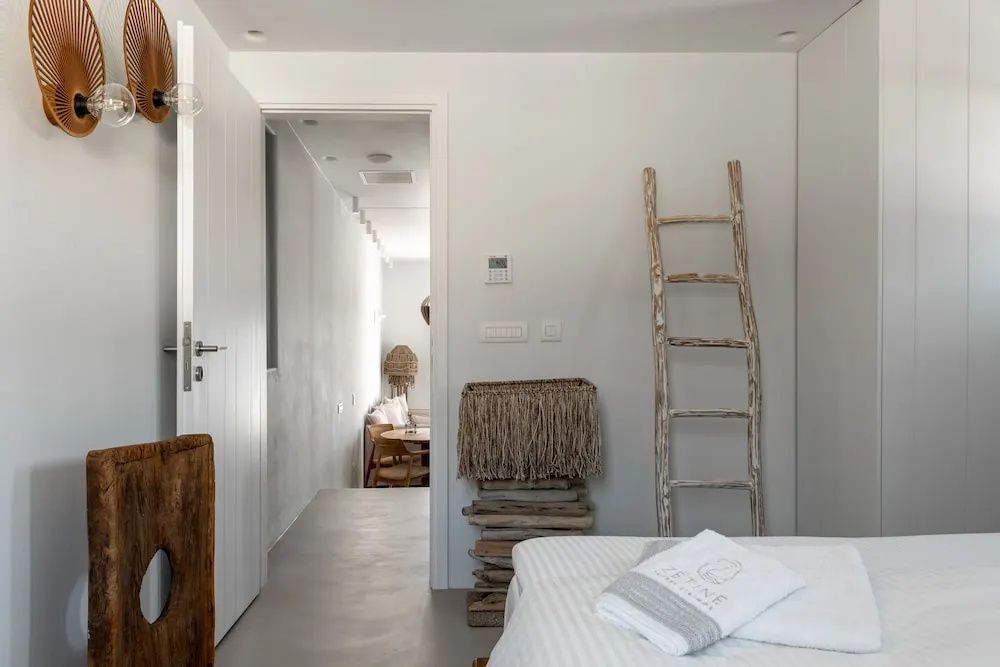 Blick aus dem Schlafzimmer mit einer dekorativen Holzleiter in den Flur.