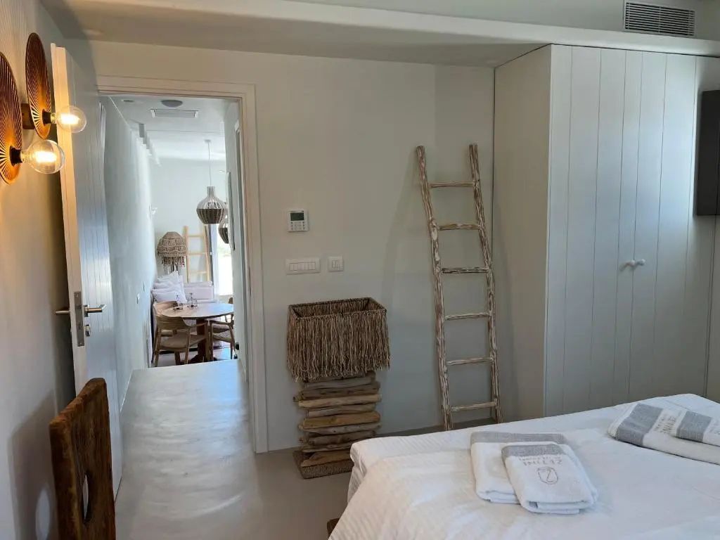 Blick vom Schlafzimmer durch den Flur in den hellen Wohnbereich.
