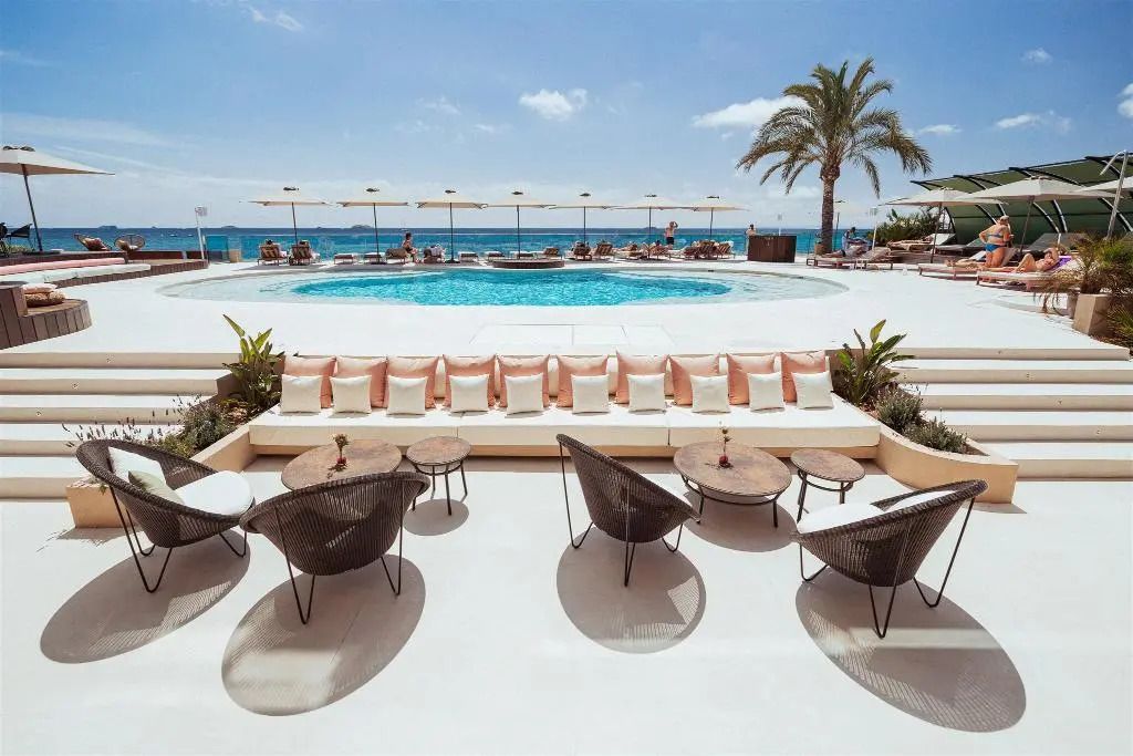Pool mit Meerblick vom AMA Ibiza Suites