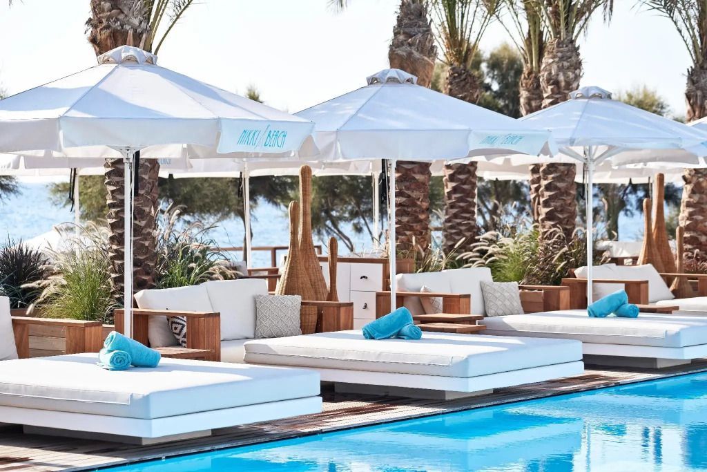 Liegen am Pool vom Nikki Beach Santorini