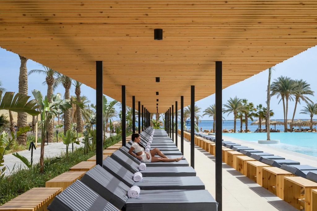 Liegen am Pool vom Serry Beach