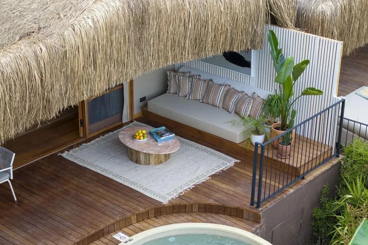 Terrasse im Boho-Stil mit Schilfdach, Rattanmöbeln und Pool im Yazz Collective an der Lykischen Küste