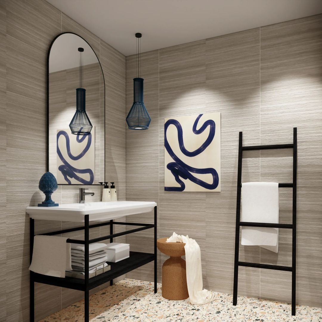 Modernes Badezimmer mit Waschtisch, Bogenspiegel, blauer Pendelleuchte und Terrazzoboden.