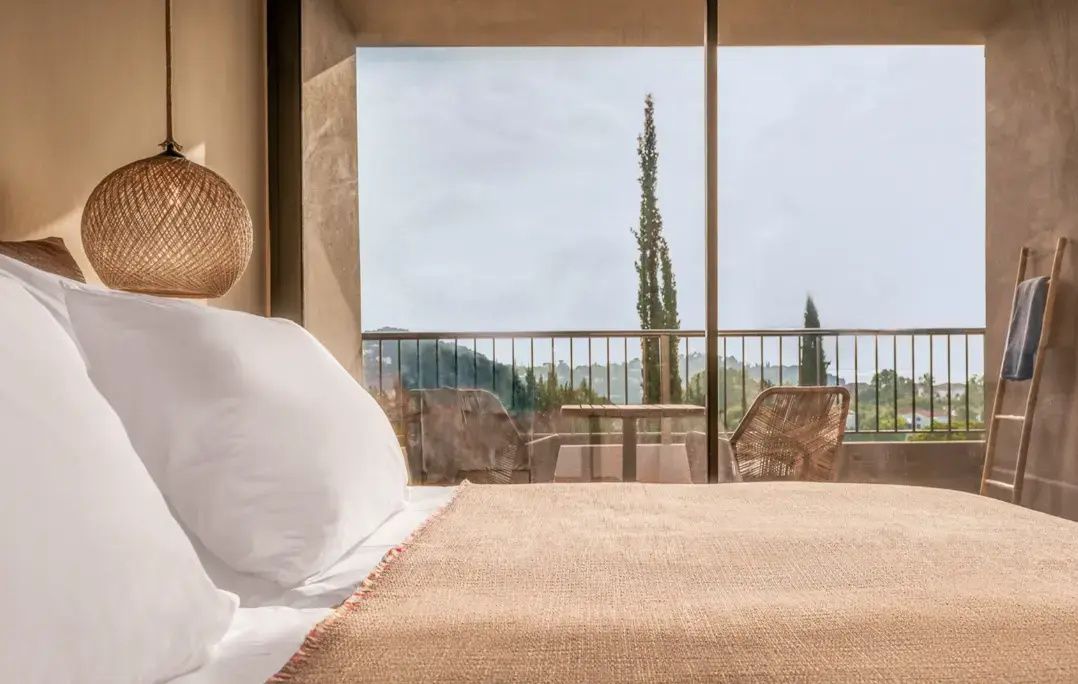 Blick vom Hotelzimmer auf den Balkon und die grüne Landschaft