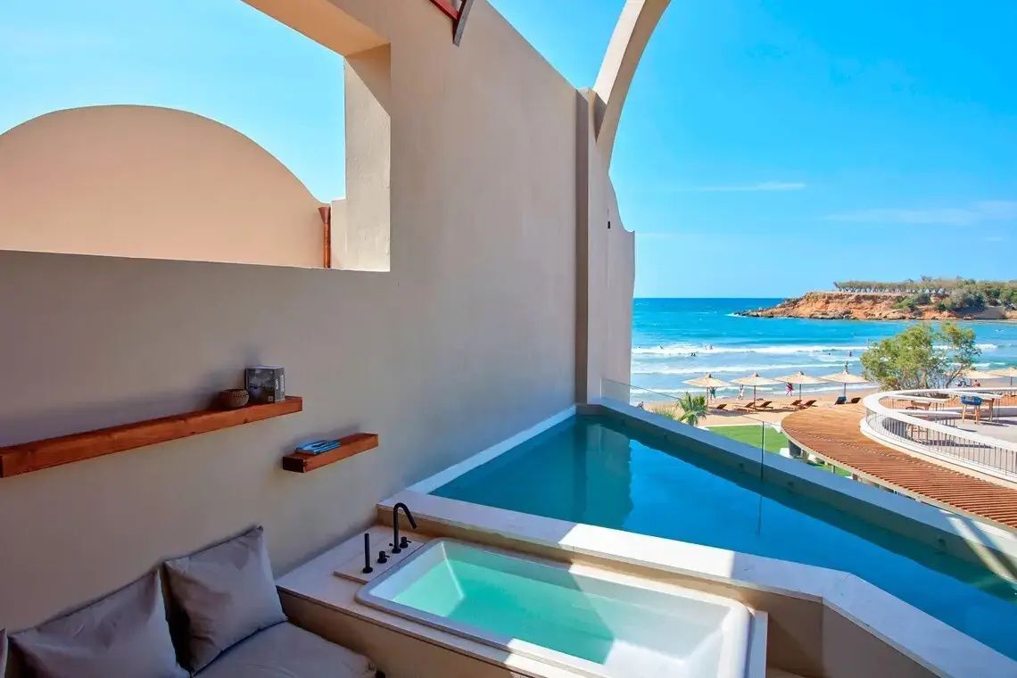 Privater Plunge-Pool und Badewanne auf der Terrasse mit freiem Blick auf das Meer.