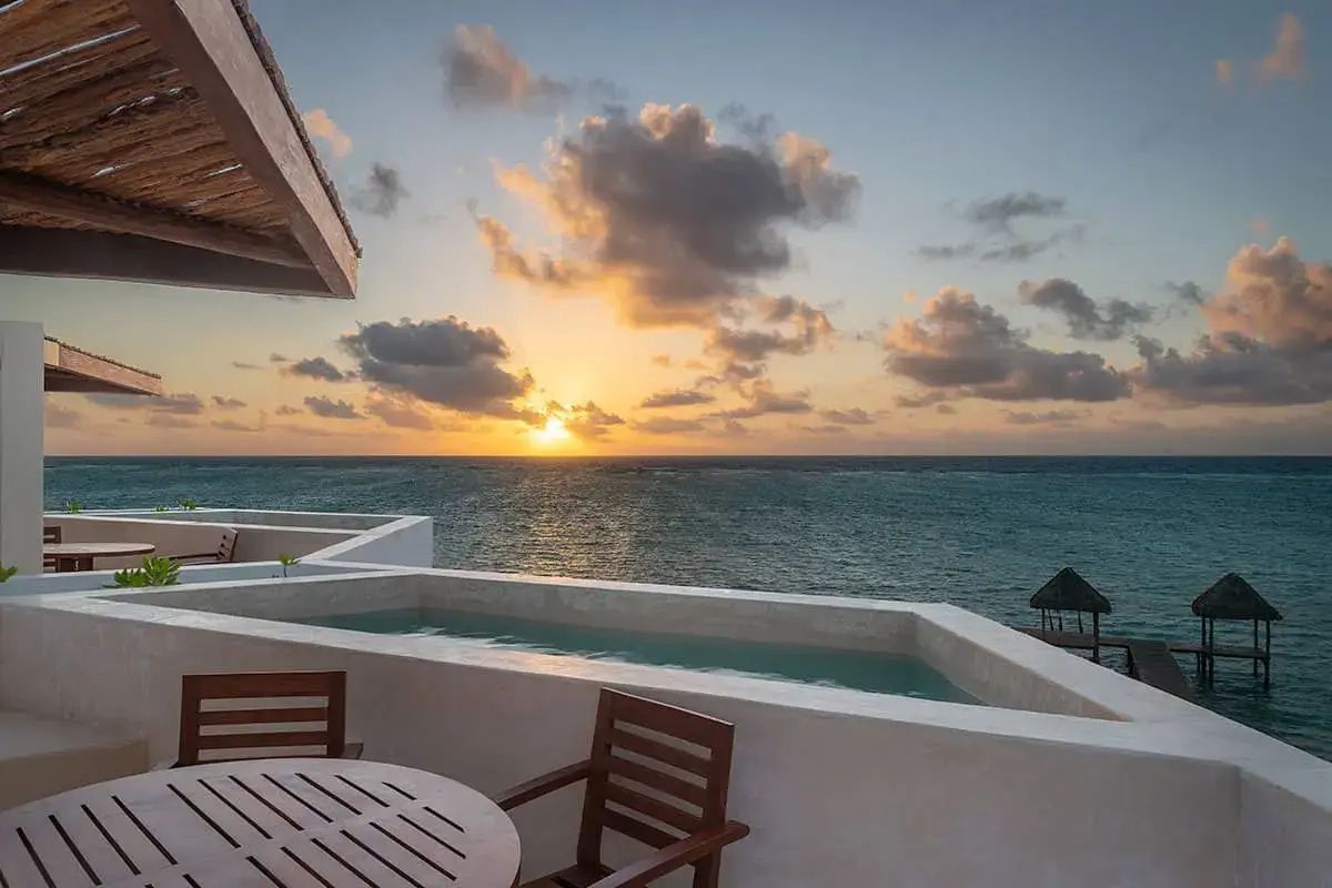 Private Dachterrasse mit Pool und Blick auf das Meer während des Sonnenuntergangs.
