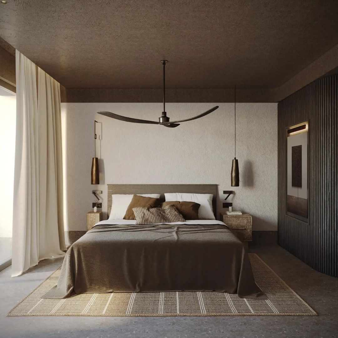 Modernes Hotelzimmer mit einem Doppelbett, Holzventilator an der Decke und hängenden Lampen.
