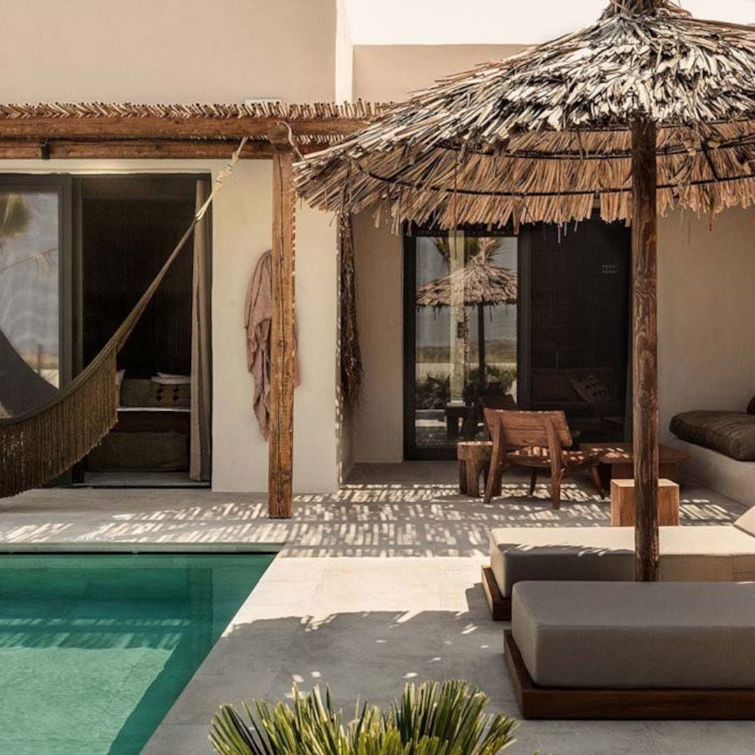 Terrasse mit eigenem Pool, Sonnenliegen, Reetdach Sonnenschirm und Hängematte.