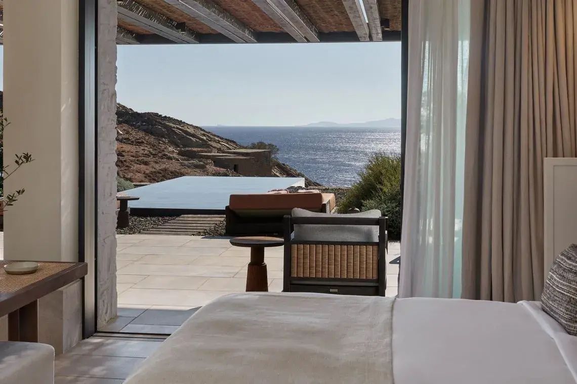 Blick vom Schlafbereich über die Terrasse mit Pool auf das Ägäische Meer.