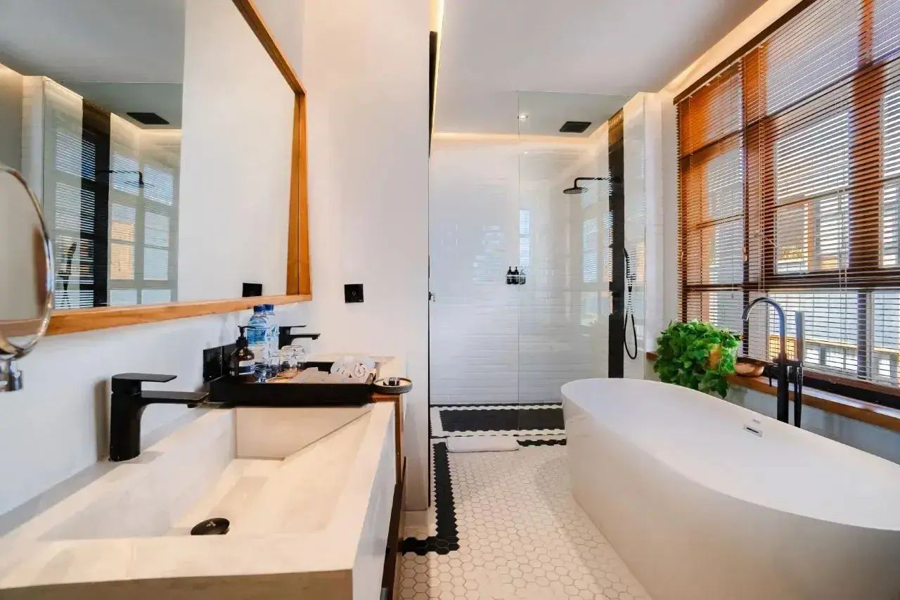 Badezimmer mit freistehender Badewanne, begehbarer Dusche und modernem Waschtisch.