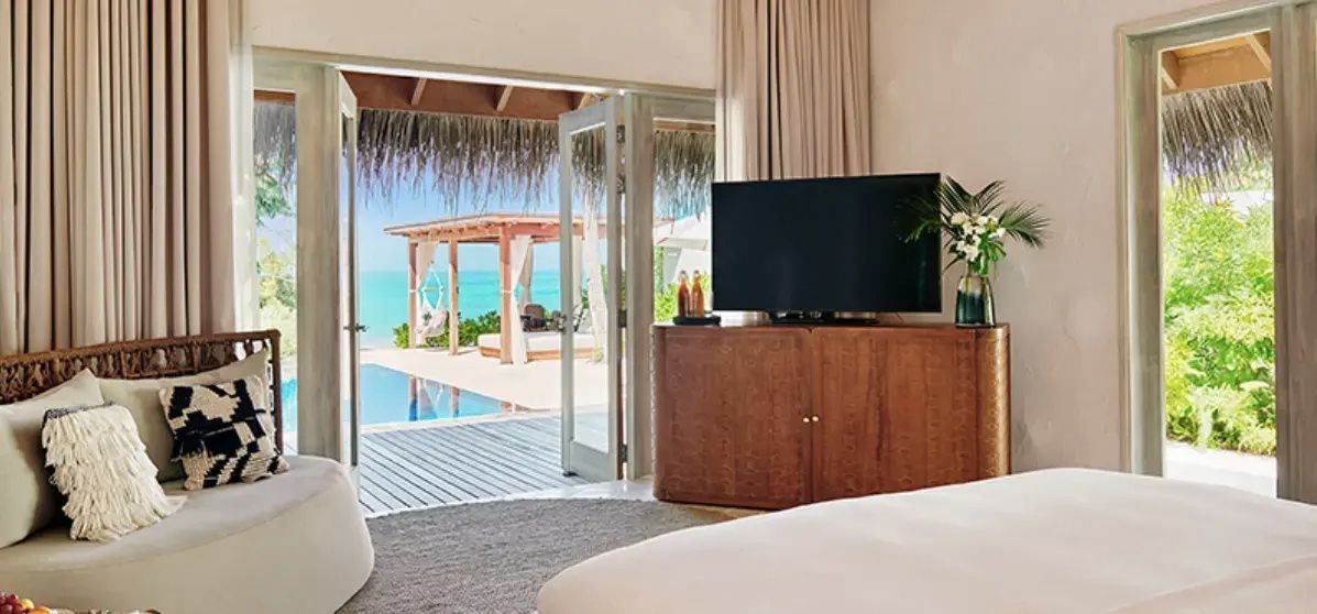 Blick aus der Villa auf den privaten Pool, einen Pavillon und das blaue Meer.