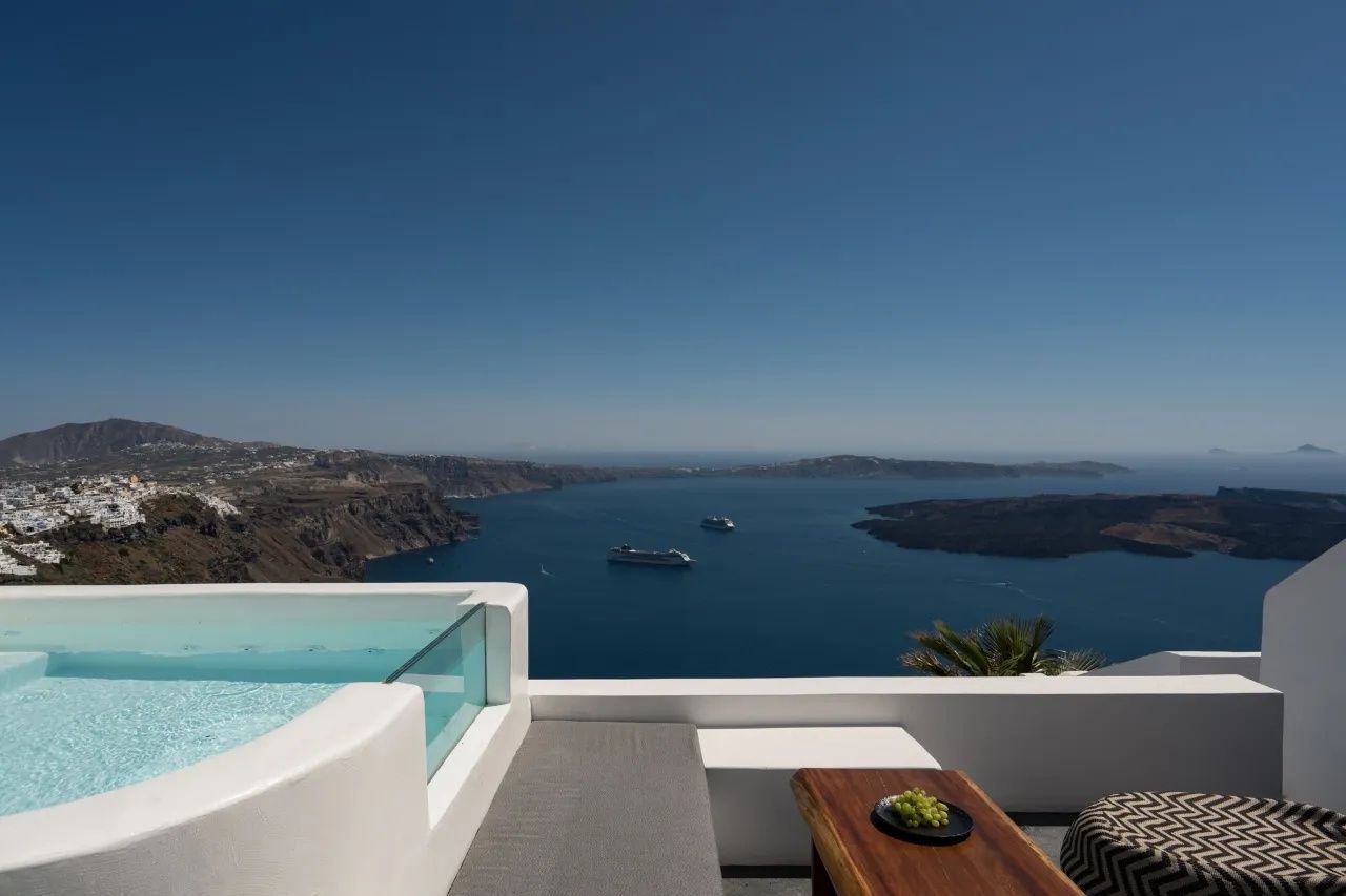 Weite Aussicht von der Terrasse über das tiefblaue Meer und die vulkanischen Inseln.