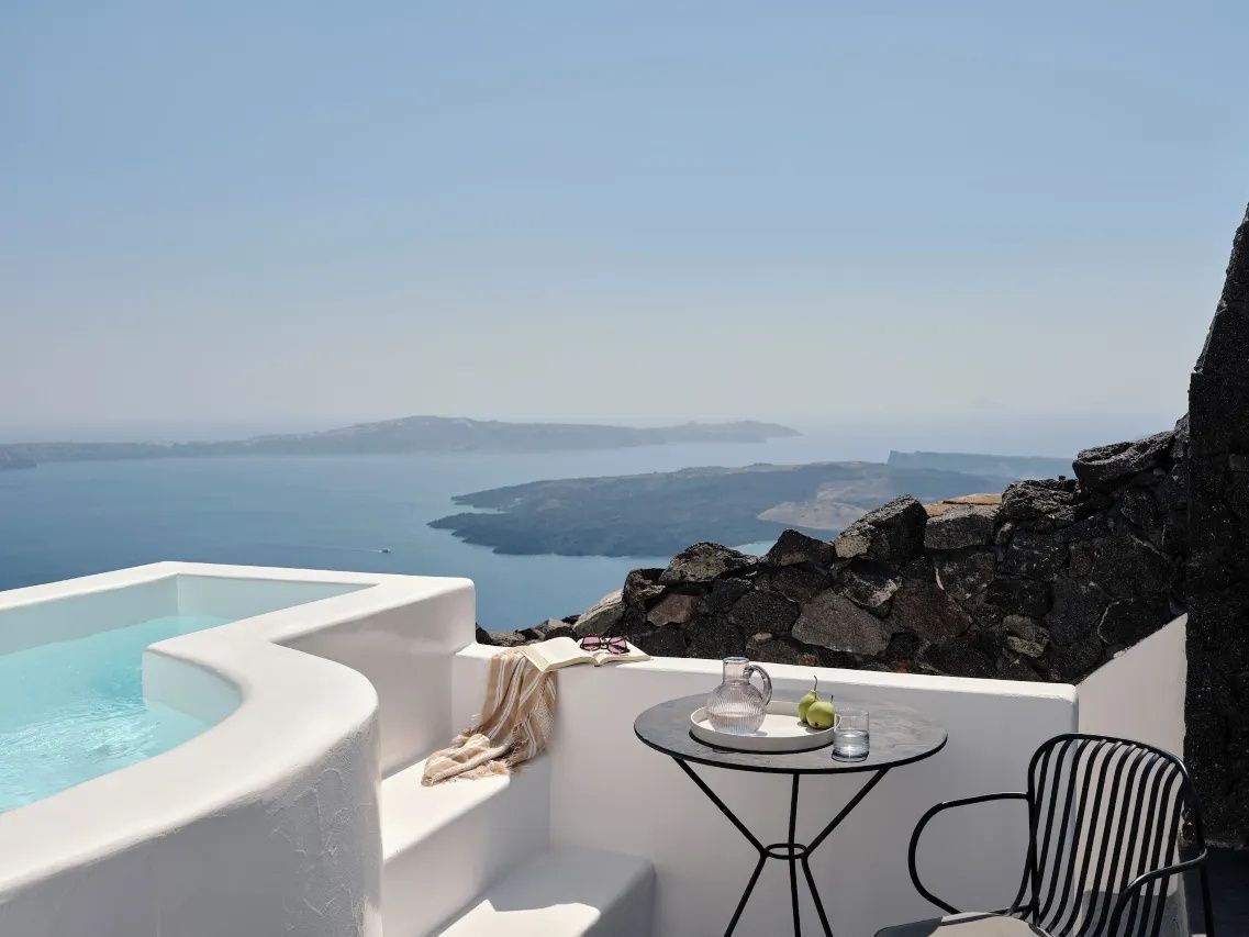 Terrasse mit kleinem Pool, Bistrotisch und Aussicht auf das Meer sowie die Inseln.