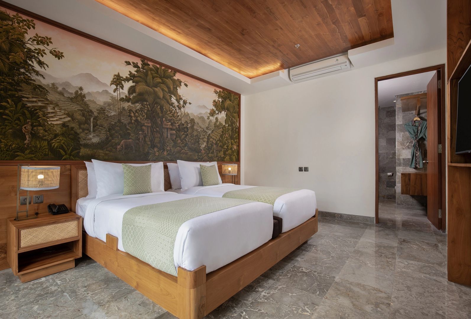 Hotelzimmer mit zwei Einzelbetten, Holzdecke, Wandgemälde und hellem Fliesenboden.