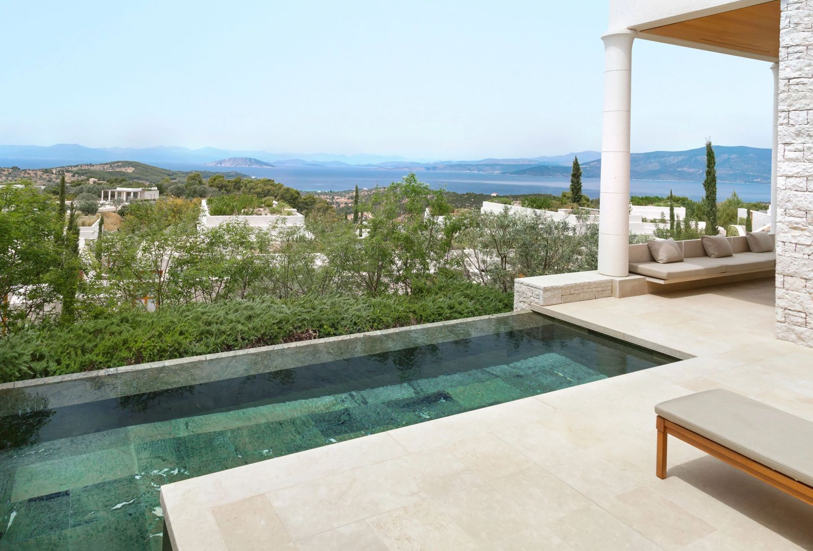 Privater Swimmingpool auf einer Terrasse mit freiem Blick auf das Meer und die Landschaft.