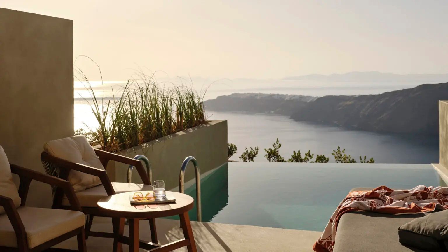 Terrasse mit eigenem Pool und direktem Blick auf das Meer und die vulkanische Küstenlandschaft.
