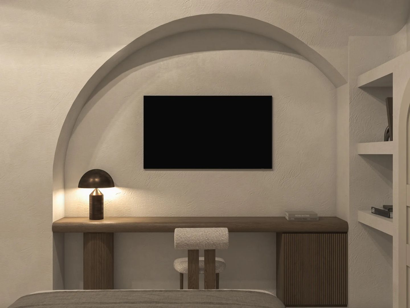 Fernseher an der Wand über einem hölzernen Schreibtisch mit Stuhl unter einer Bogenwand.