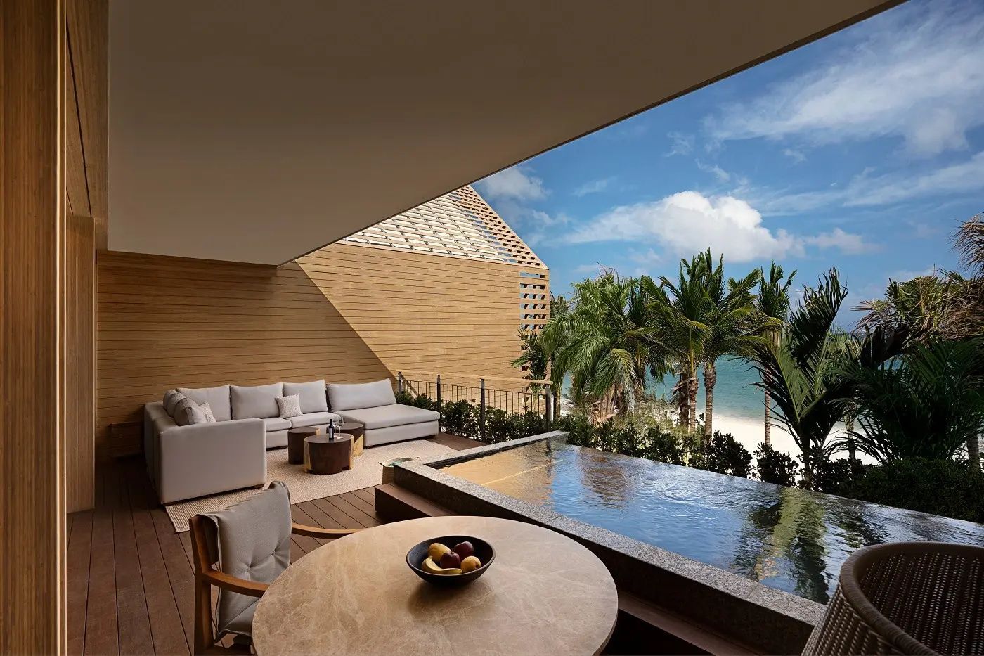 Überdachte Terrasse mit privatem Pool, Sitzbereich und Blick auf Palmen und Meer.