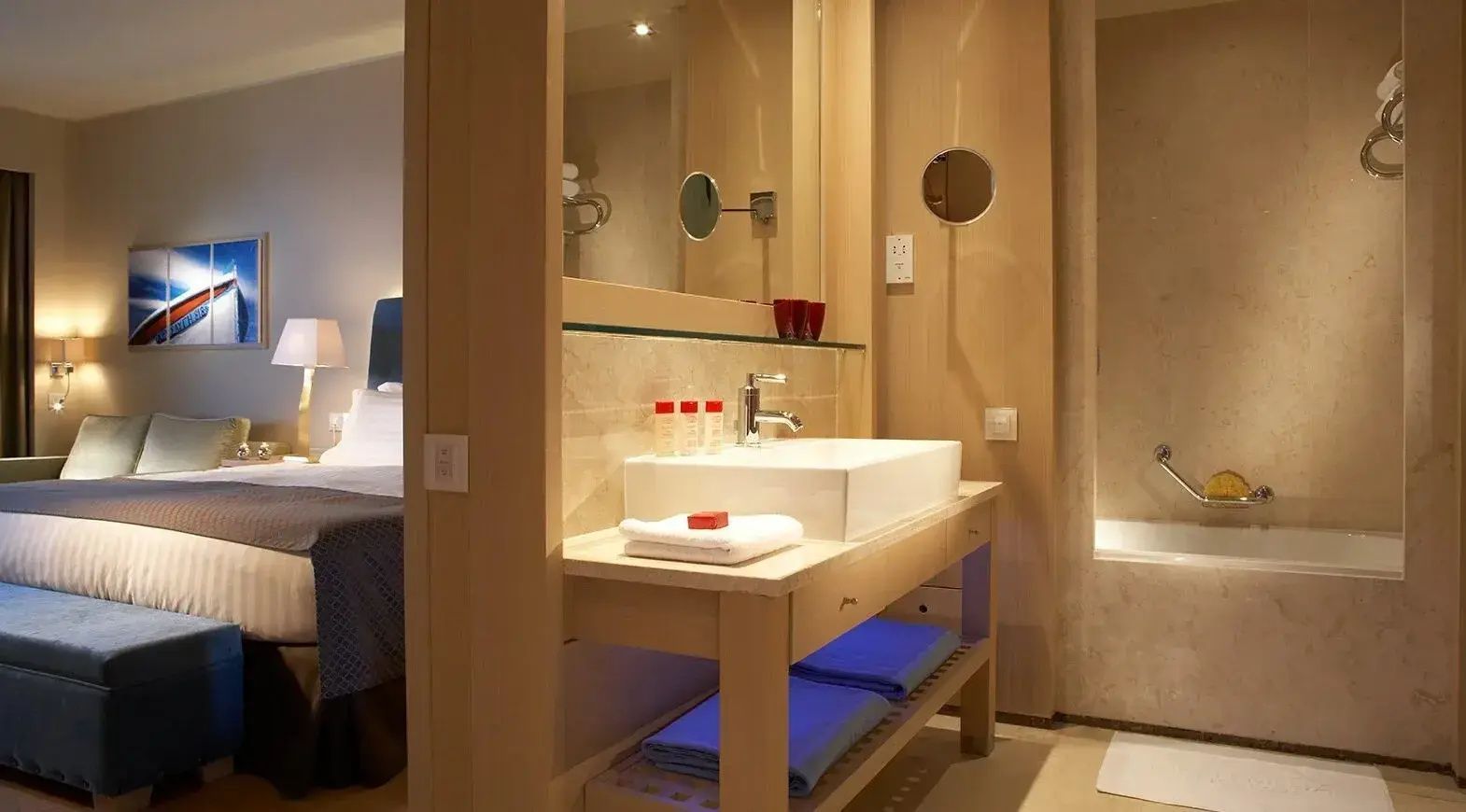 Modernes Badezimmer mit weißem Aufsatzwaschbecken, Holzwaschtisch und großem Spiegel.