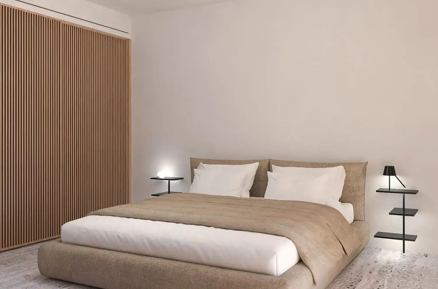 Doppelbett mit beiger Tagesdecke, weiße Kissen und Holzlattenwand an der Seite.