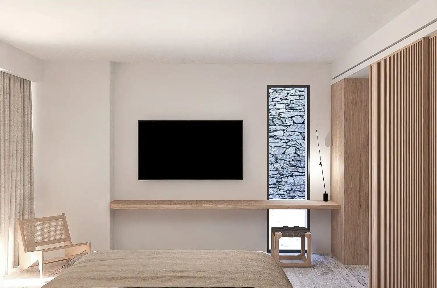 Fernseher an weißer Wand über einer Holzablage und schmales Fenster mit Steinmauer.