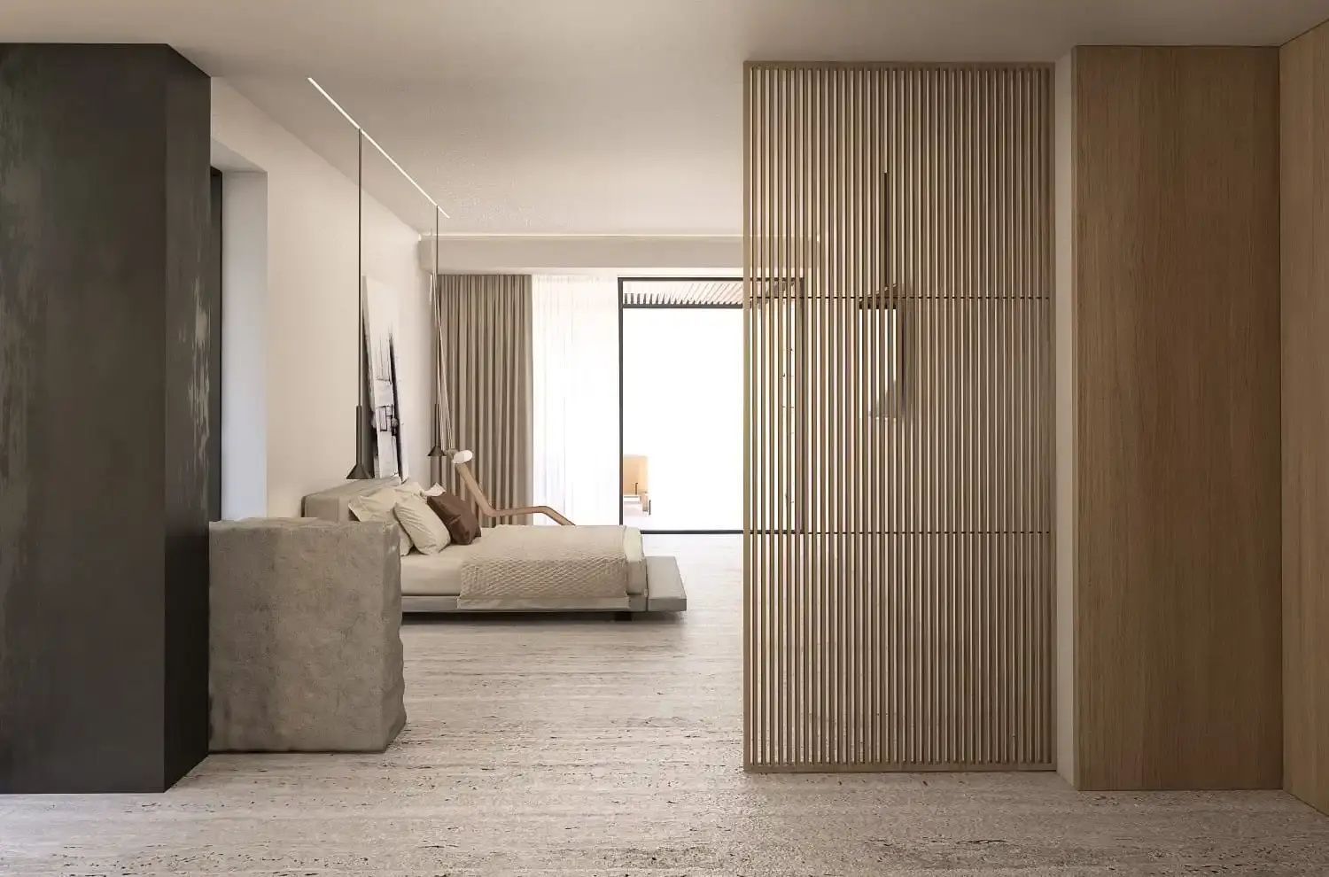 Modernes Hotelzimmer mit Holzlamellen als Raumteiler und Blick zum Balkon.